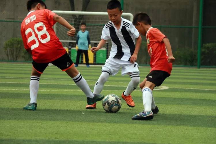 经典的足球联赛模式,能给玩家带来精彩刺激的足球体验