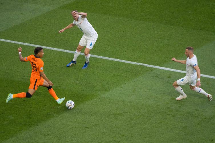 这里足球比赛的情况还是很逼真的还有很多的明星和你相遇有着许多的足球明星在球场上为你大战